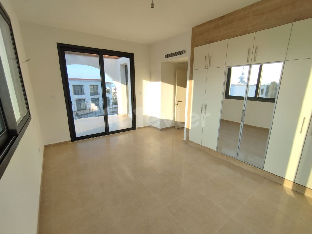 Girne Alsancak Havuzlu Site İçerisinde Satılık 2+1 Penthouse