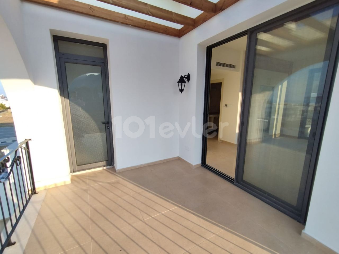 Girne Alsancak Havuzlu Site İçerisinde Satılık 2+1 Penthouse