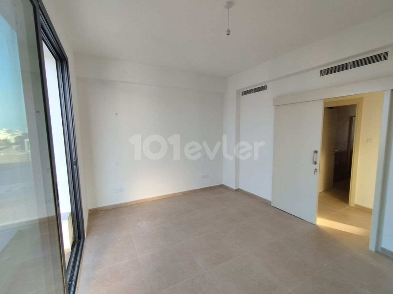 Girne Alsancak Havuzlu Site İçerisinde Satılık 2+1 Penthouse