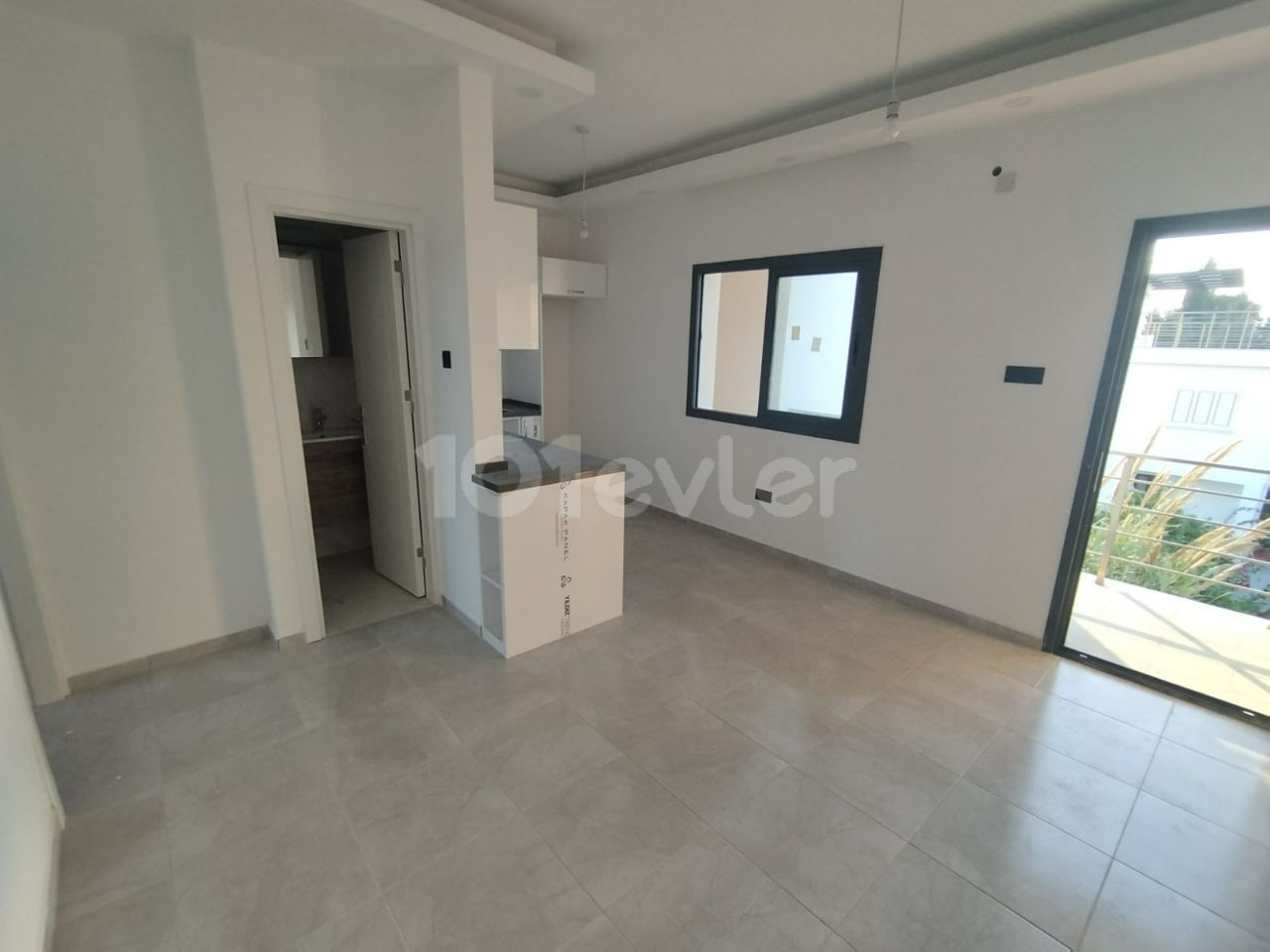 Girne Karaoğlanoğlu Havuzlu Sitede Satılık Teraslı 1+1 Daire