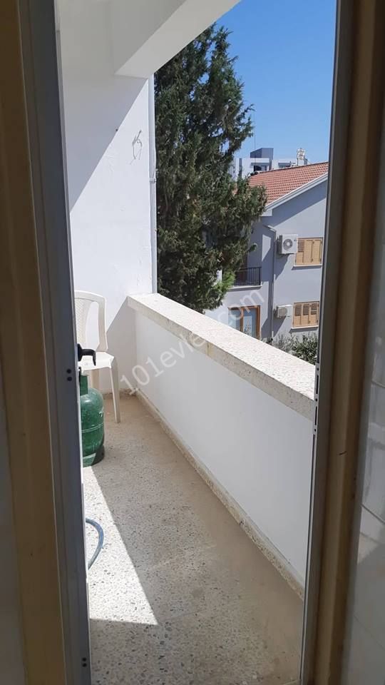 Yenikentte duraklara cok yakın iyi durumda kiralık daire