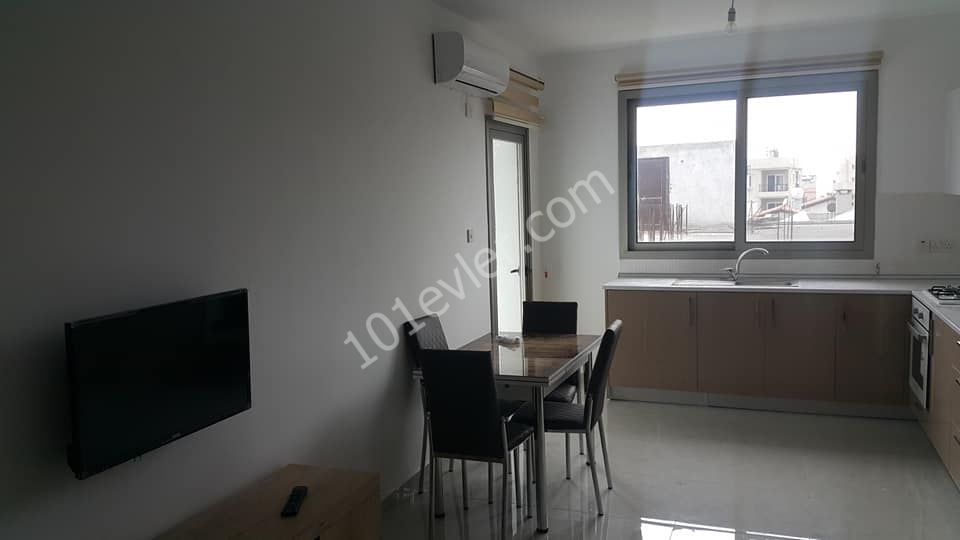 Gönyeli'de durağa ve markete 2dk mesafede kiralık 2+1 daire.