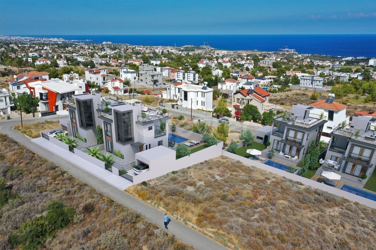 Çatalköy'de yüksek konumda, dağ ve deniz manzaralı,özel havuzlu villalar.