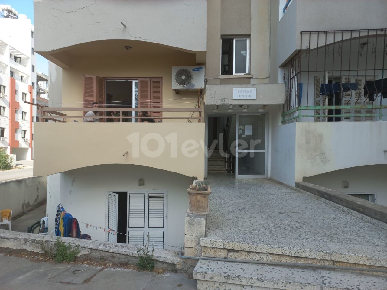 3+1 apartment in the center of Kyrenia, close to the new port. 