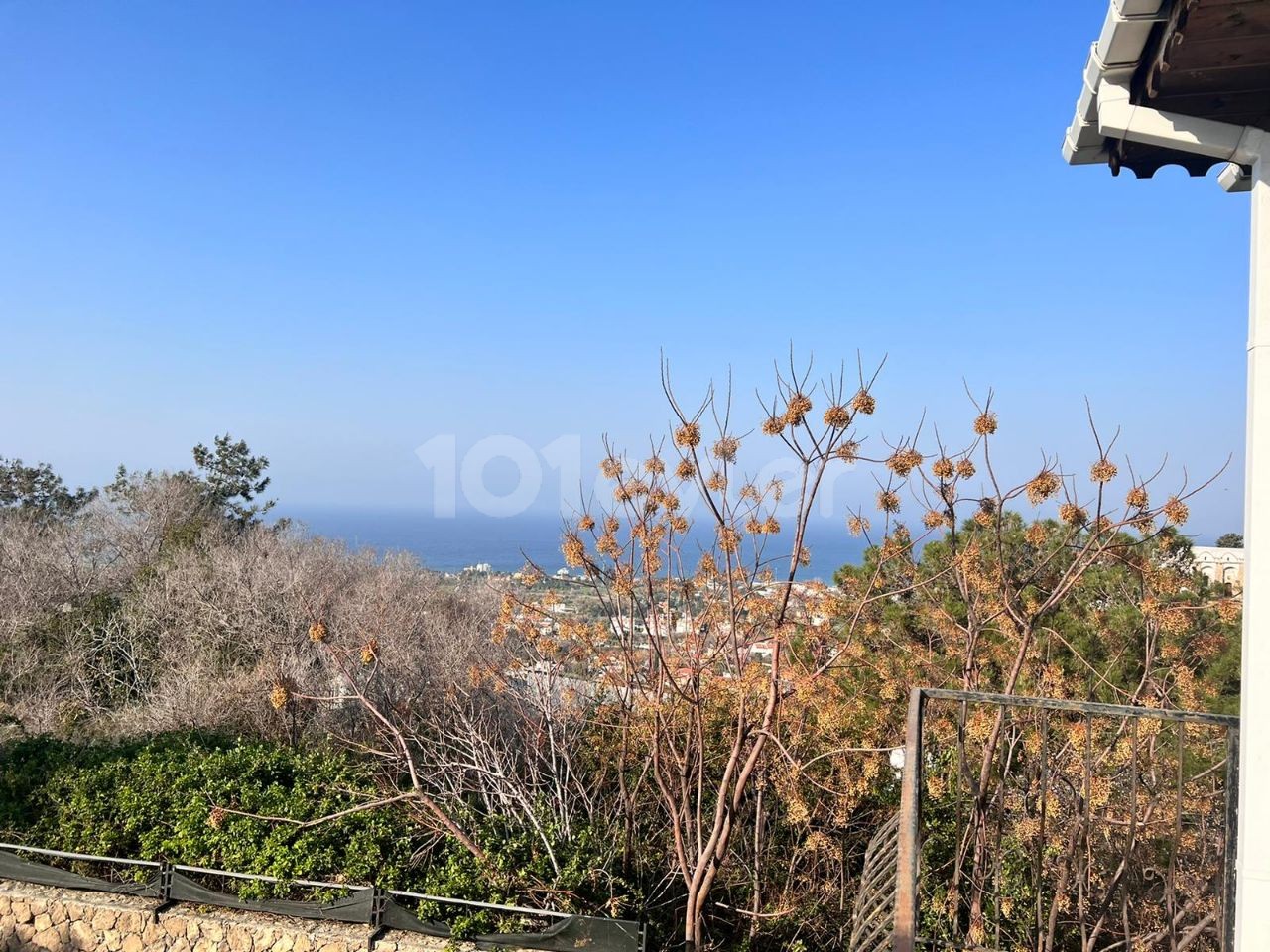 Villa mit privatem Pool, Berg- und Meerblick in Lapta. 