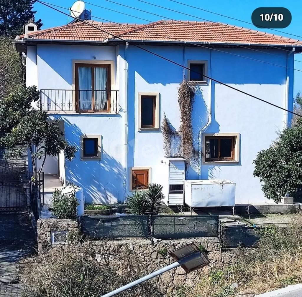 Lapta'da dağ ve deniz manzaralı, özel havuzlu villa.