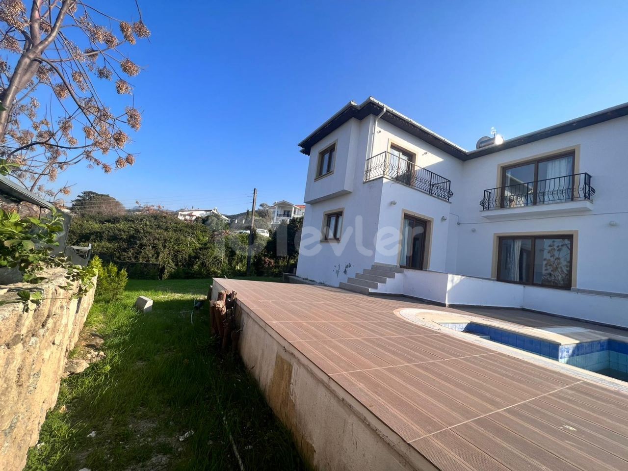 Villa with private pool and mountain and sea views in Lapta. 