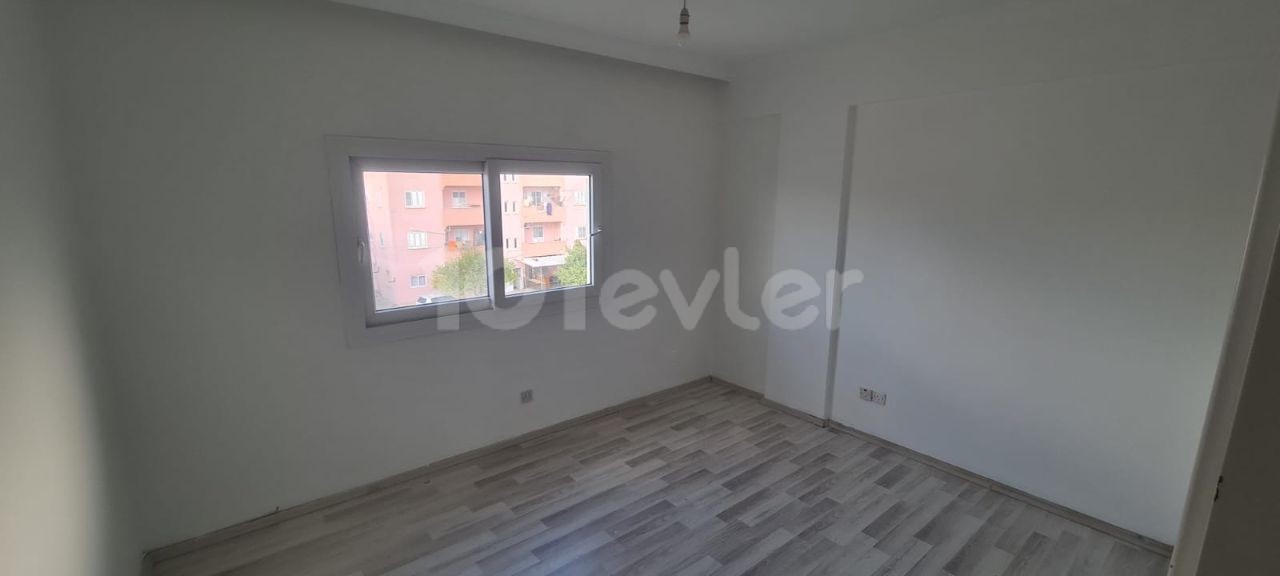 140m2 3+1 flat with Turkish title in Yenikent center.