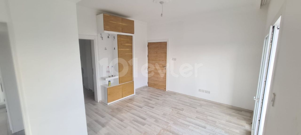 140m2 3+1 flat with Turkish title in Yenikent center.