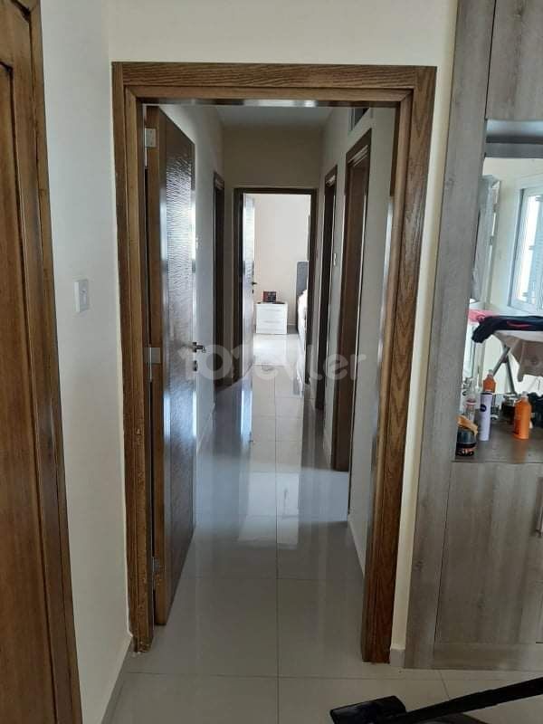 Lefkoşa elektrık kurumu dairesi yanında 3+1 penthouse daire.