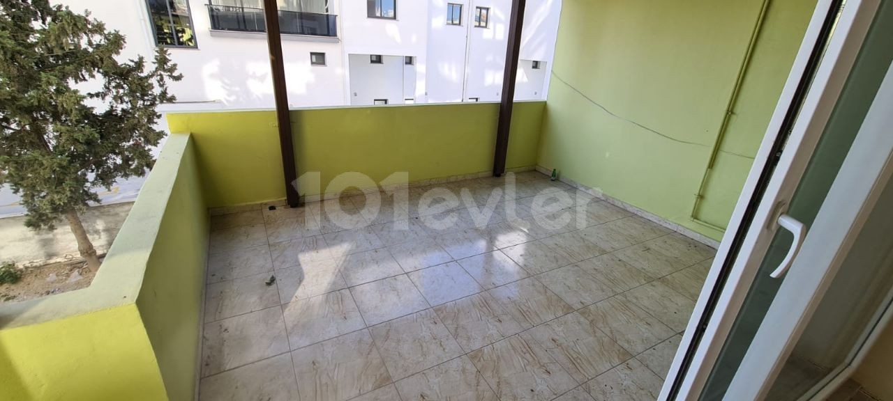 A 140m2 3+1 flat with Turkish titles, opposite the Kolan Hospital in Gonyeli.