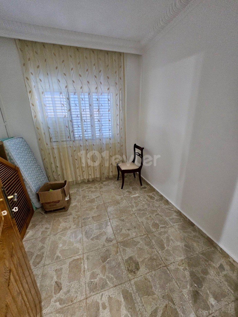 LEFKOŞA GÖNYELİDE 3 + 1 MERKEZİ KONUMDA KİRALIK DAİRE