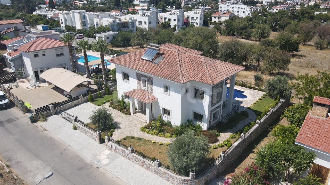 Girne Alsancak'ta Lüx Özel Havuzlu Dağ ve Deniz Manzaralı Satılık  Villa