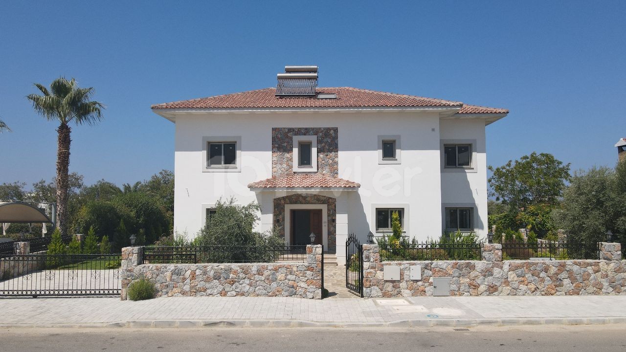 Girne Alsancak'ta Lüx Özel Havuzlu Dağ ve Deniz Manzaralı Satılık  Villa