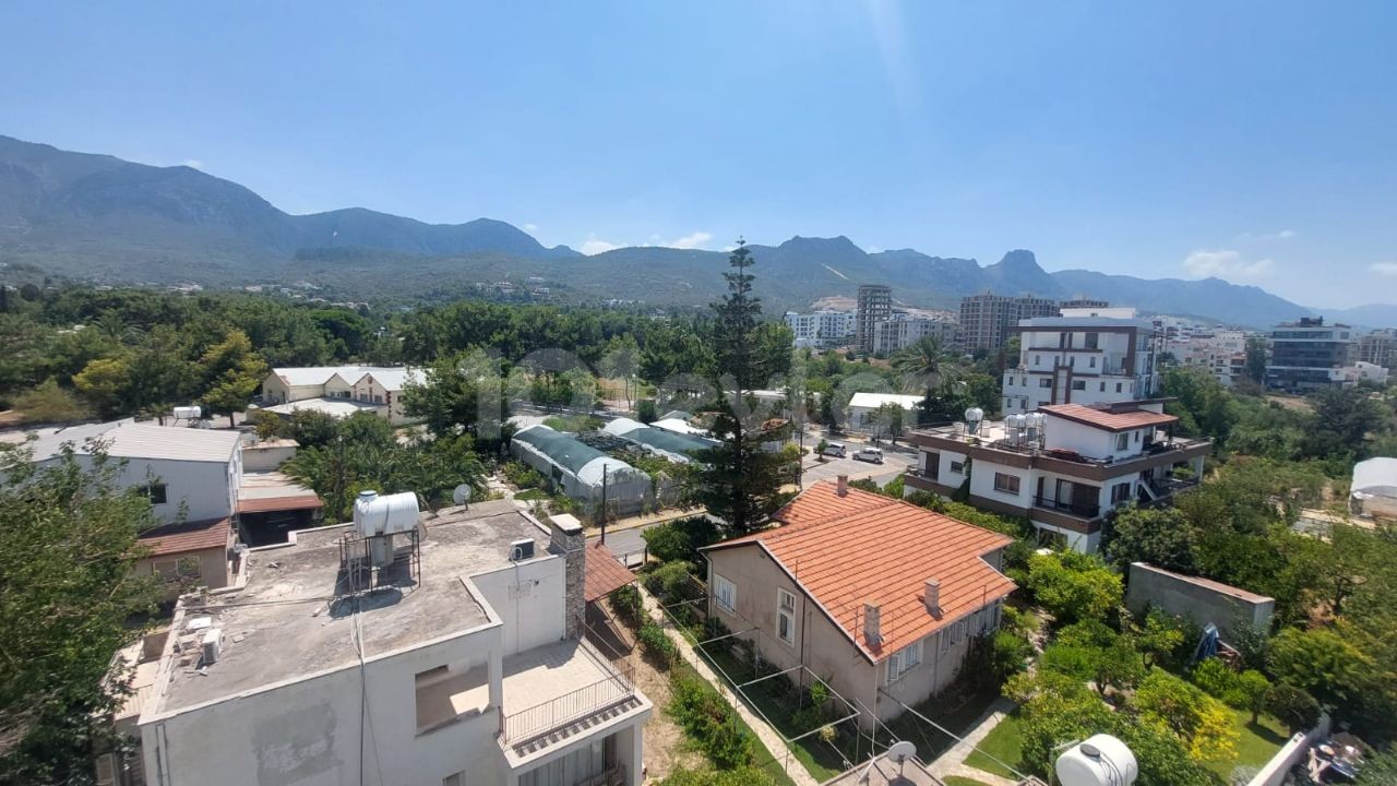 LUXUS-WOHNUNG ZUM VERKAUF 2+1 IM ZENTRUM VON KYRENIA ** 