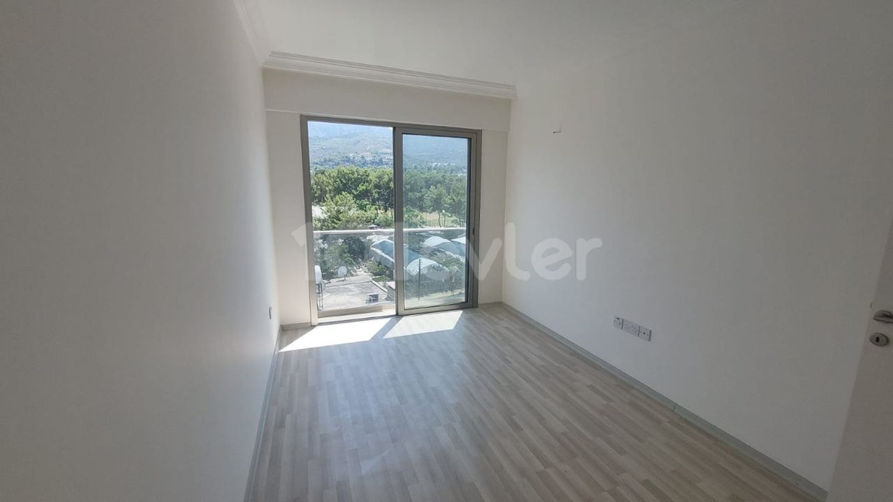 LUXUS-WOHNUNG ZUM VERKAUF 2+1 IM ZENTRUM VON KYRENIA ** 