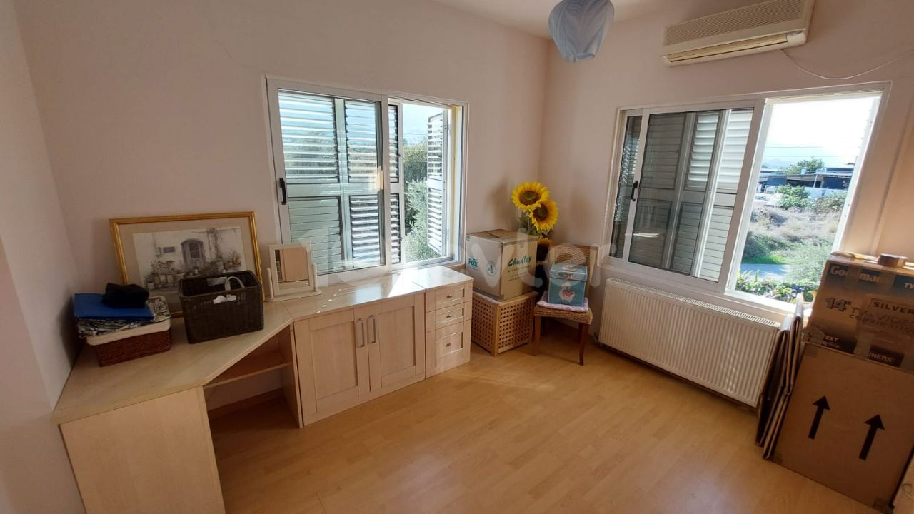 Girne Zeytinlikte Satılık 4+1 Fırsat Villa