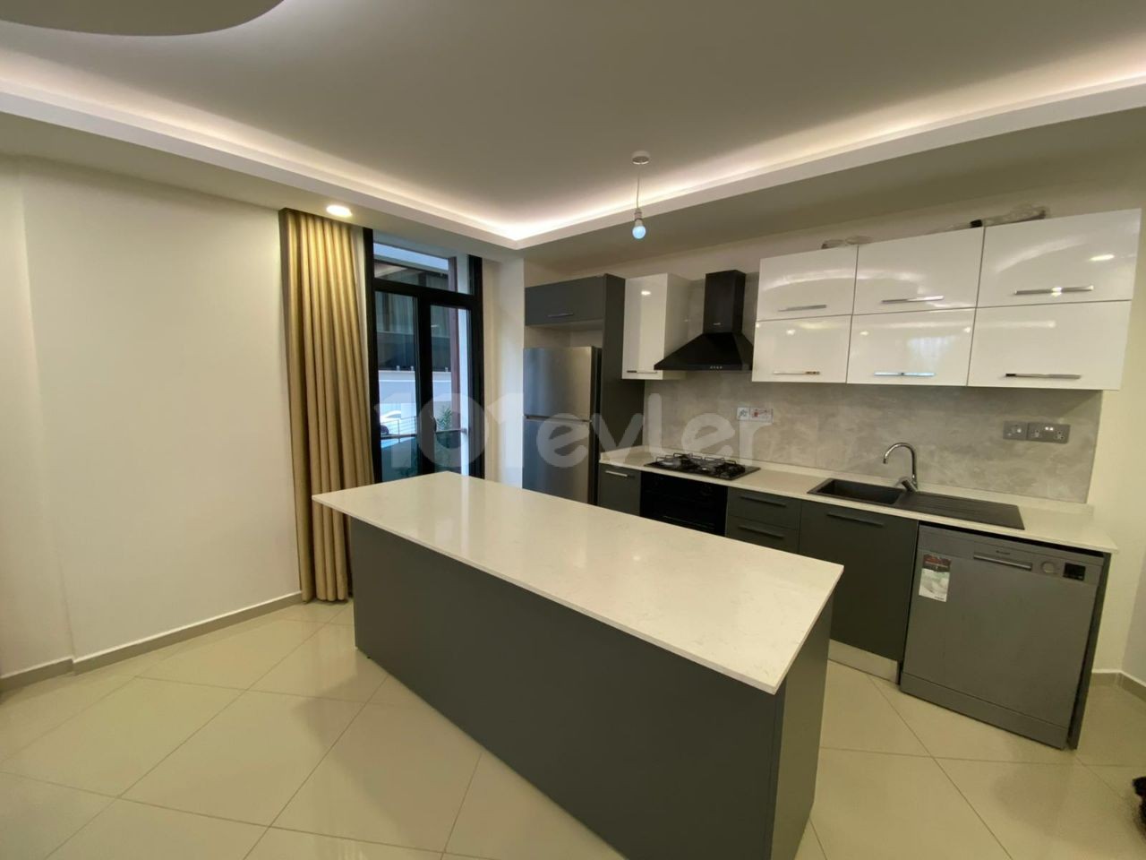 3+1 FLAT FOR SALE IN A PRESTIGIOUS COMPLEX IN KYRENIA CENTER