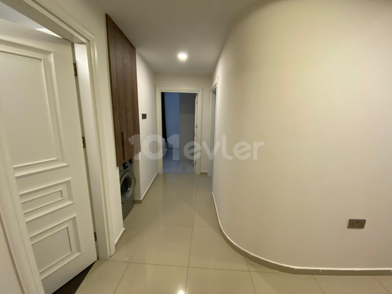 3+1 FLAT FOR SALE IN A PRESTIGIOUS COMPLEX IN KYRENIA CENTER