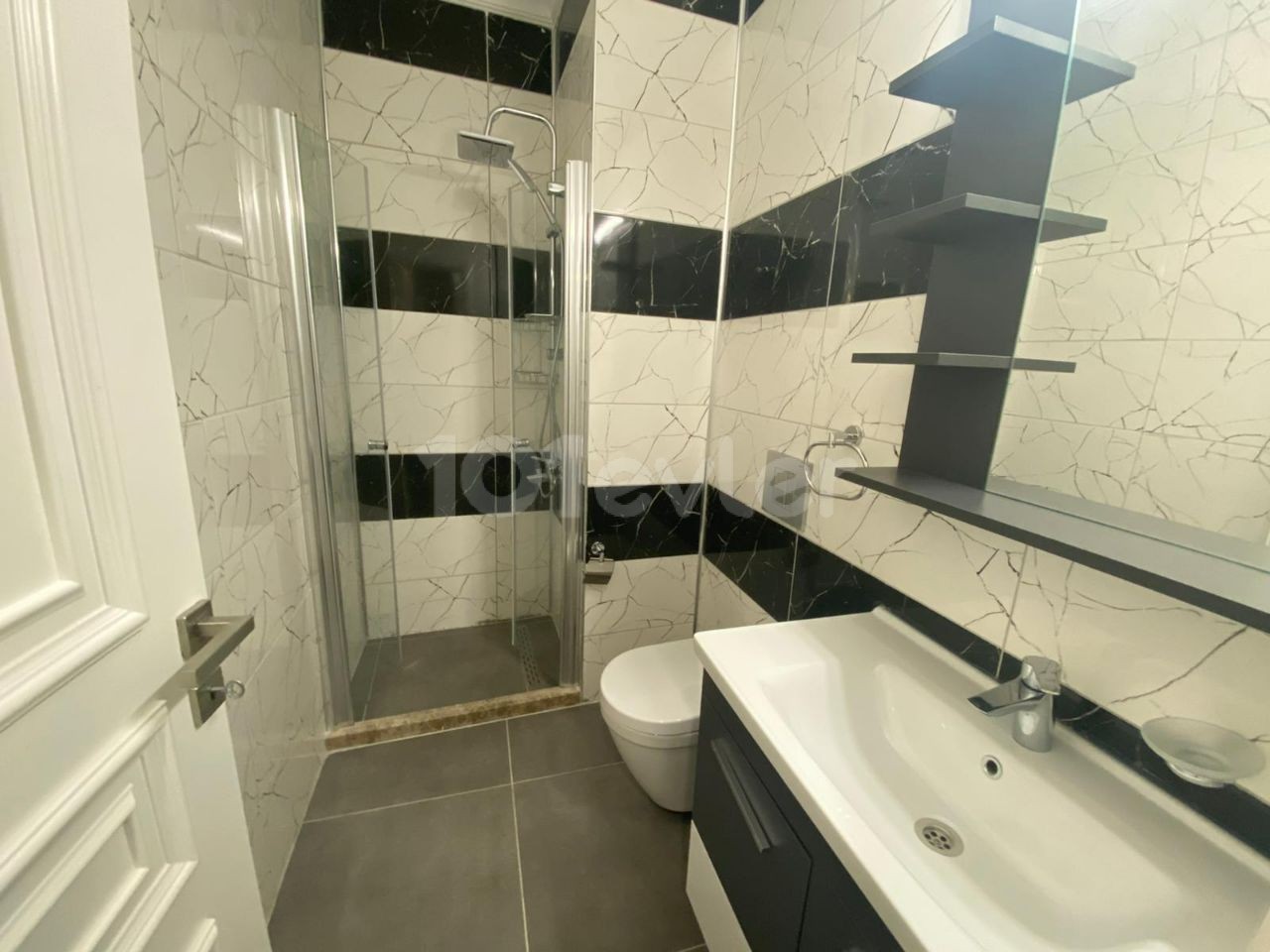 2+1 OPPORTUNITY FLAT FOR SALE IN KYRENIA CENTER