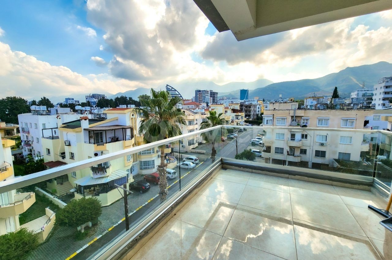 2+1 LUXUSWOHNUNGEN MIT MEERBLICK IM ZENTRUM VON GUINEA ZU VERKAUFEN