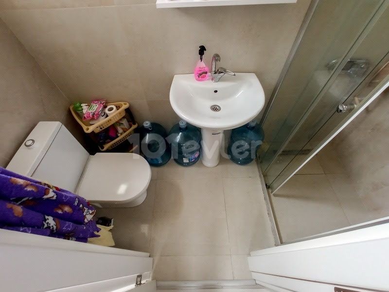 2+1 WOHNUNG ZU VERKAUFEN IN EINER ANLAGE MIT POOL IN GİRNE ALSNCAKTA