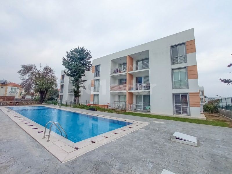 2+1 WOHNUNG ZU VERKAUFEN IN EINER ANLAGE MIT POOL IN GİRNE ALSNCAKTA