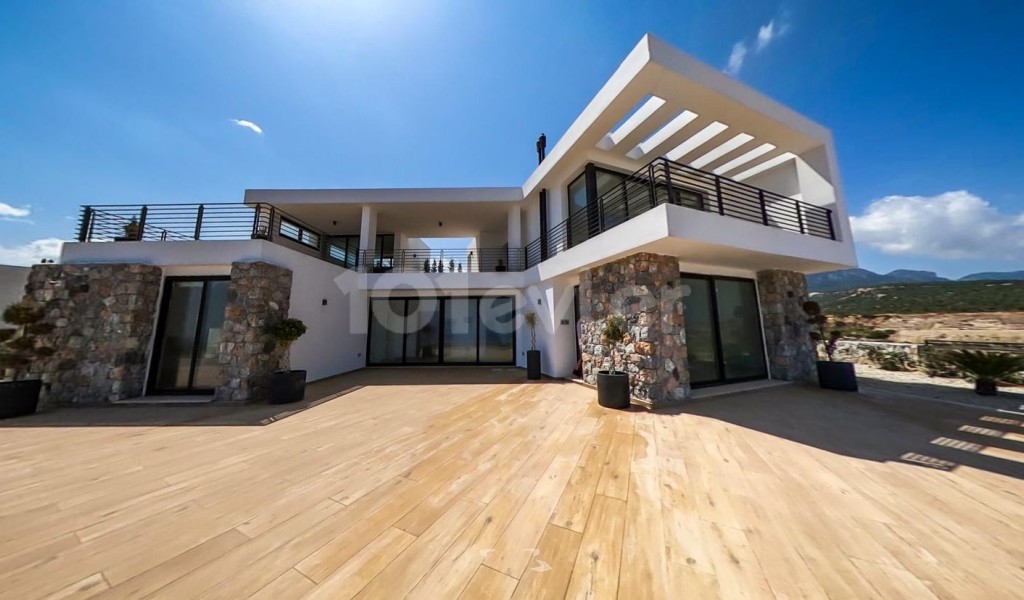 Denize sıfır 3 yatak odalı villa