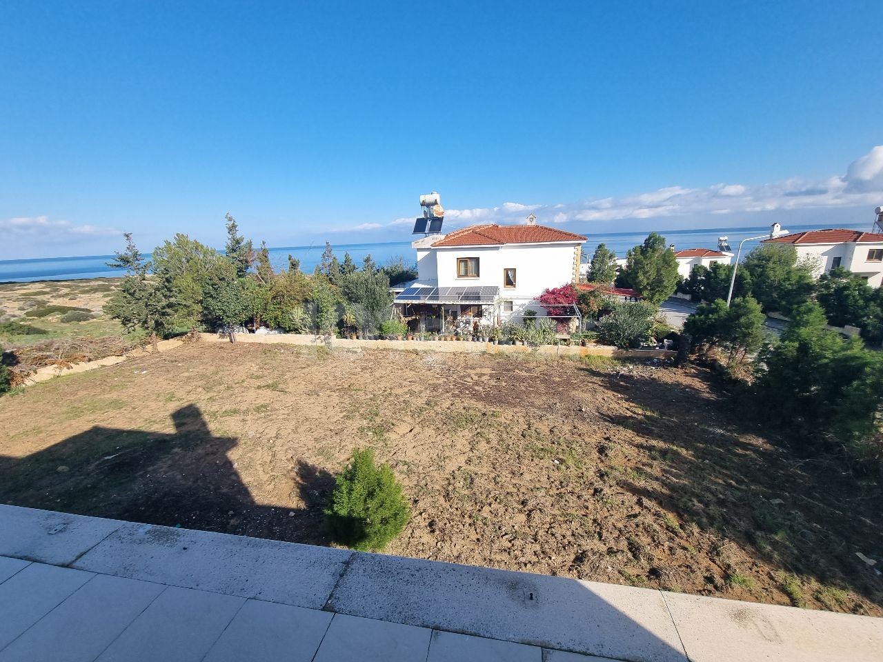 KELEPİR VILLA! FIYAT DÜŞTÜ! Denize yürüme mesafesinde 1000m2 arsa içinde 3 yatak odalı müthiş manzaralı villa