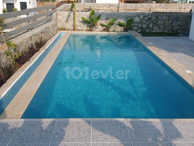 Luxuriöse (3+1) 185 m2 große freistehende Villa mit privatem Pool, uneingeschränktem Meer-/Bergblick in herrlicher Lage in Alsancak/Yeşiltepe