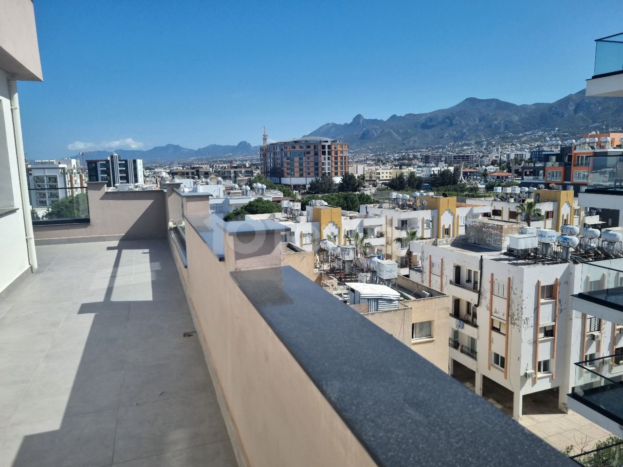 Girne Merkezinde deniz ve dağ manzaralı penthouse