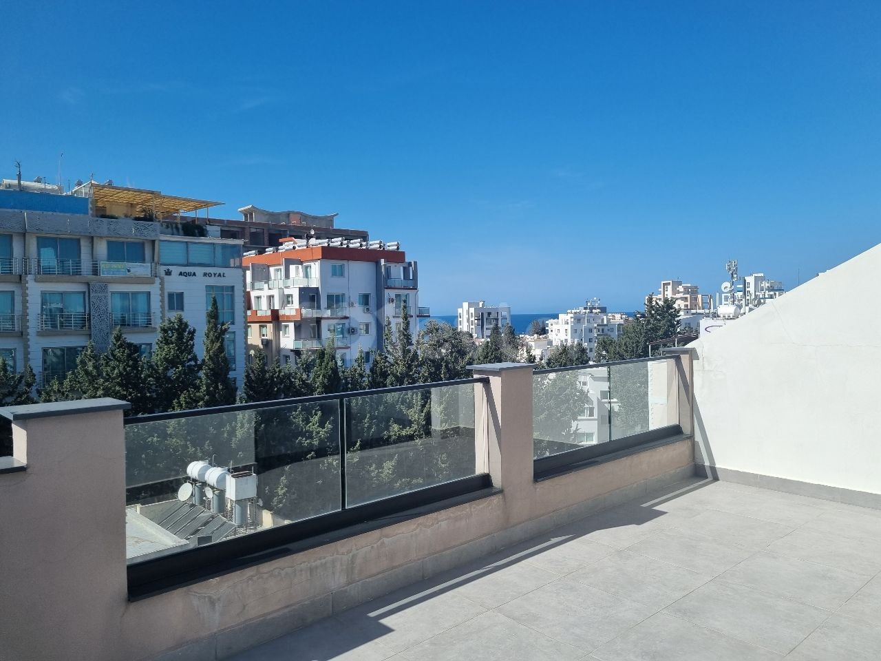 Girne Merkezinde deniz ve dağ manzaralı penthouse