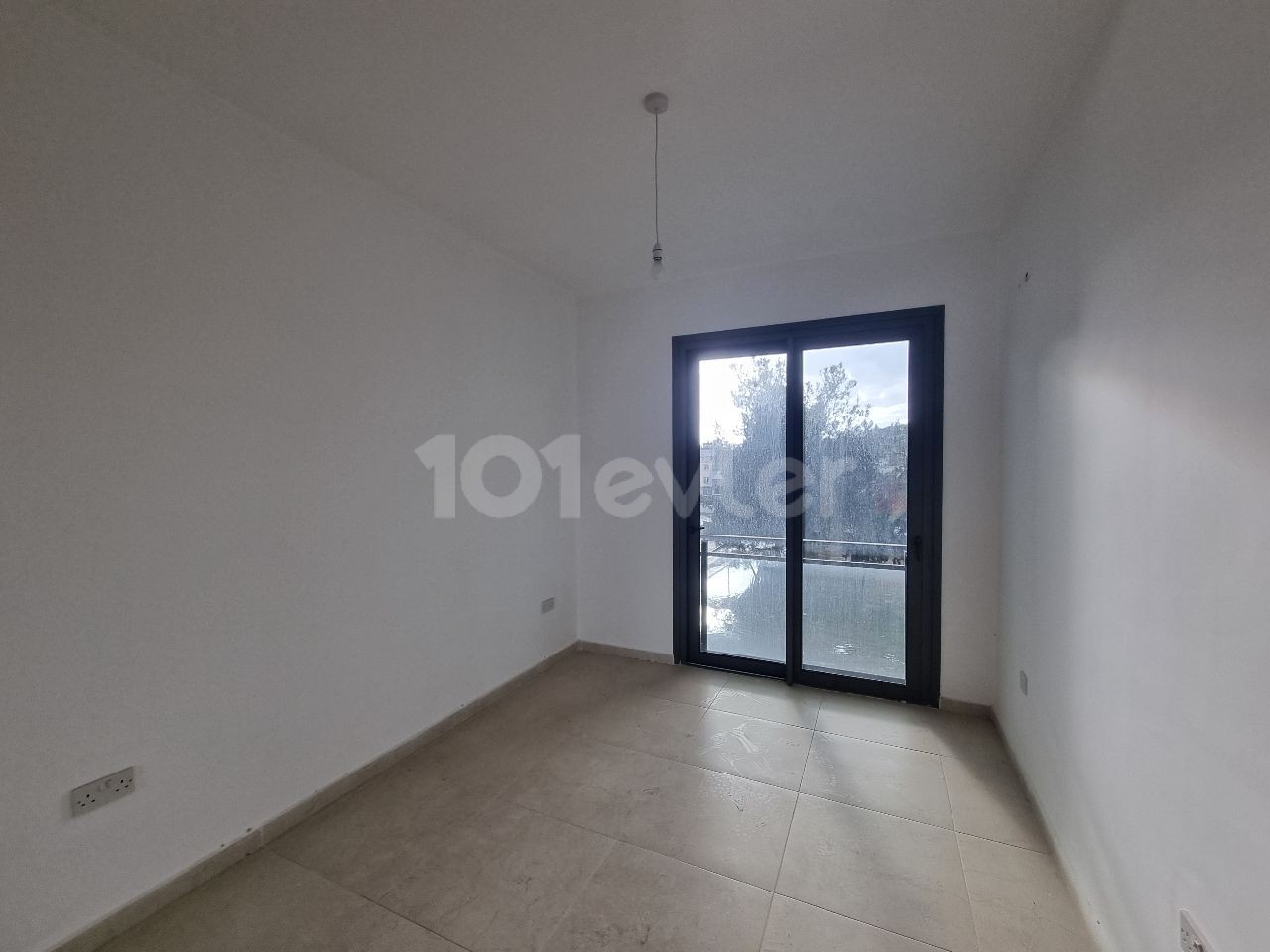 Zero 2 bedroom apartment with elevator on the street, suitable for office/clinic 