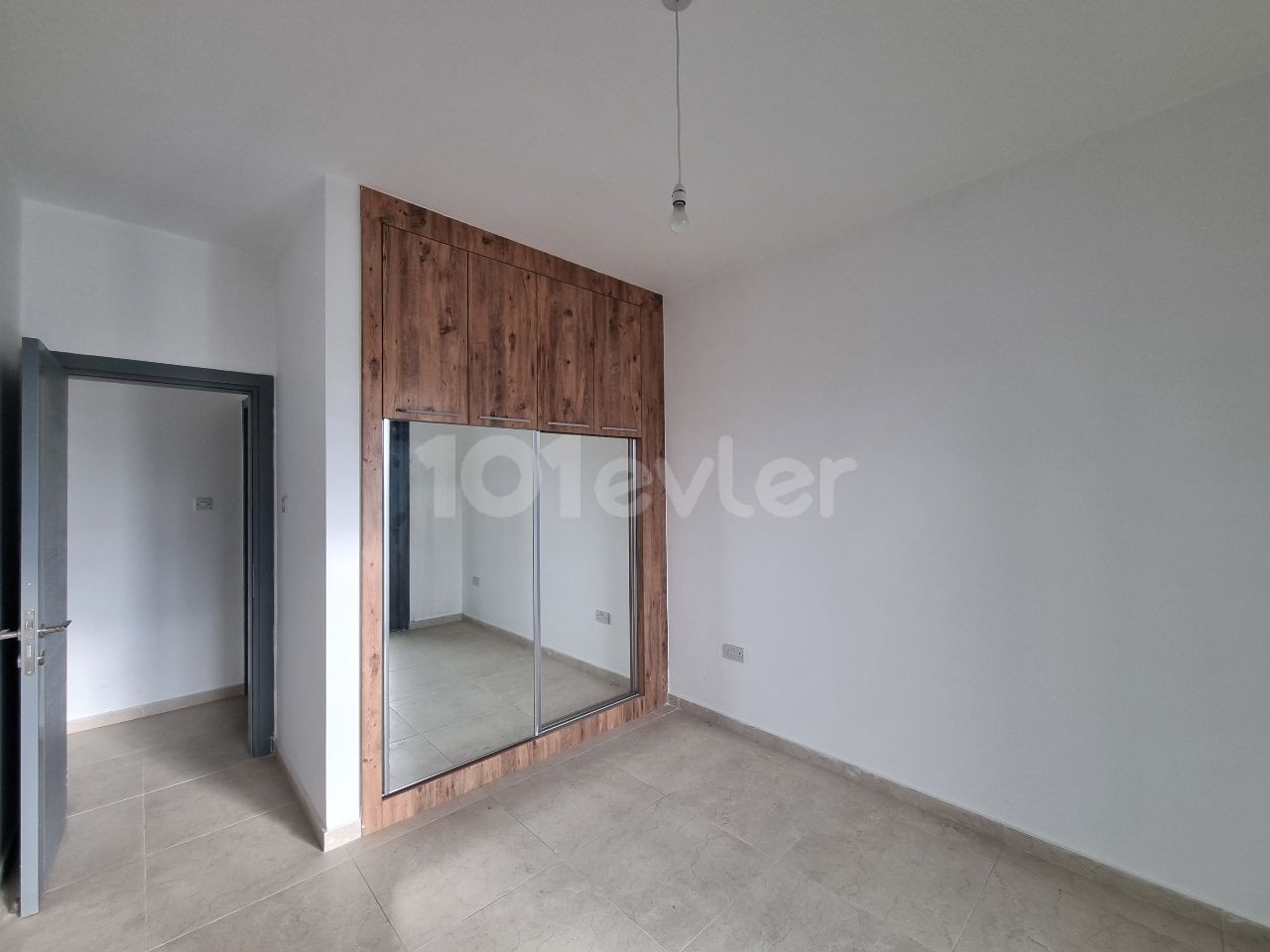 Zero 2 bedroom apartment with elevator on the street, suitable for office/clinic 