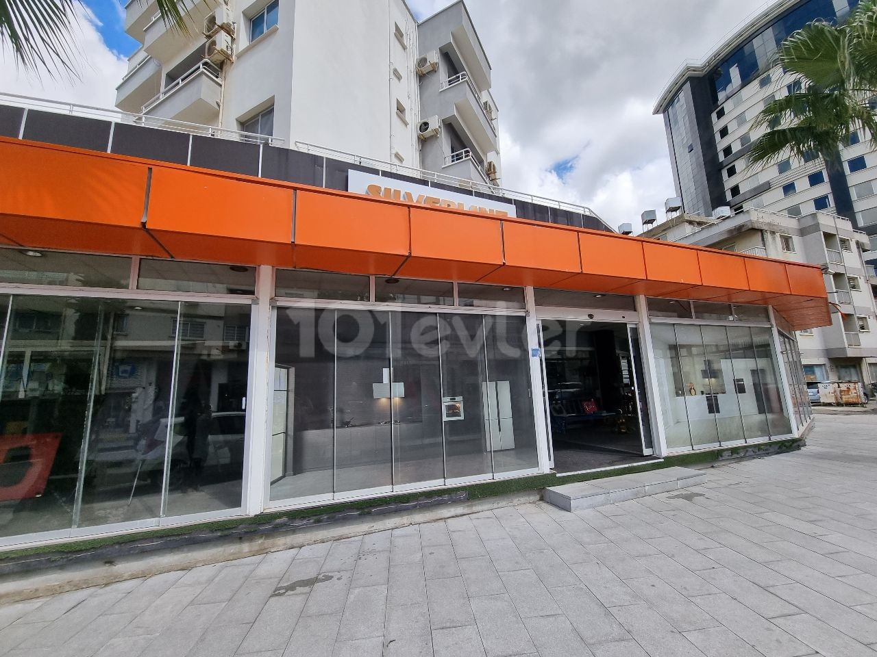 Dereboyu caddesi ana yol üstü kiralık dükkan/restaurant şeklinde kapasitesi için uygundur !