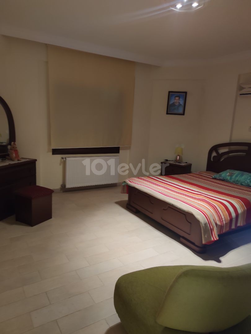 Lefkoşa Gönyeli Aşıklar Tepesinde Satılık 4+1 Villa 