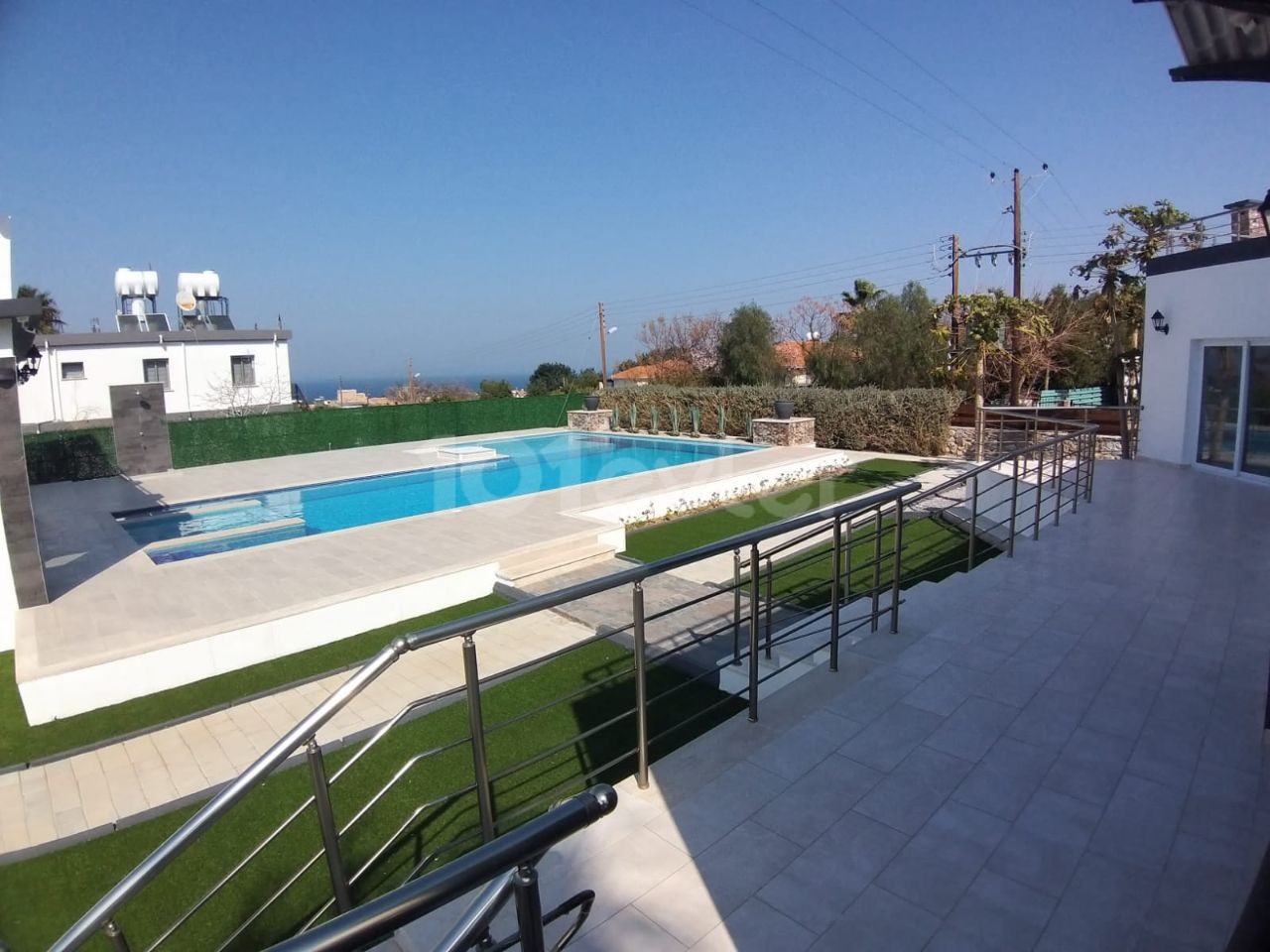 Kyrenia/Alsancak 1650 M2 in 2 2+1, 1 1+1 Villa mit Sonnenuntergang