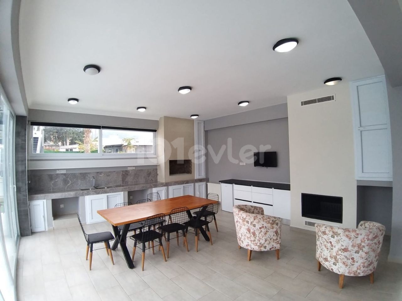 Girne/Alsancak 1650 M2 içinde 2tane 2+1 ,1 tene 1+1 sundown Villa