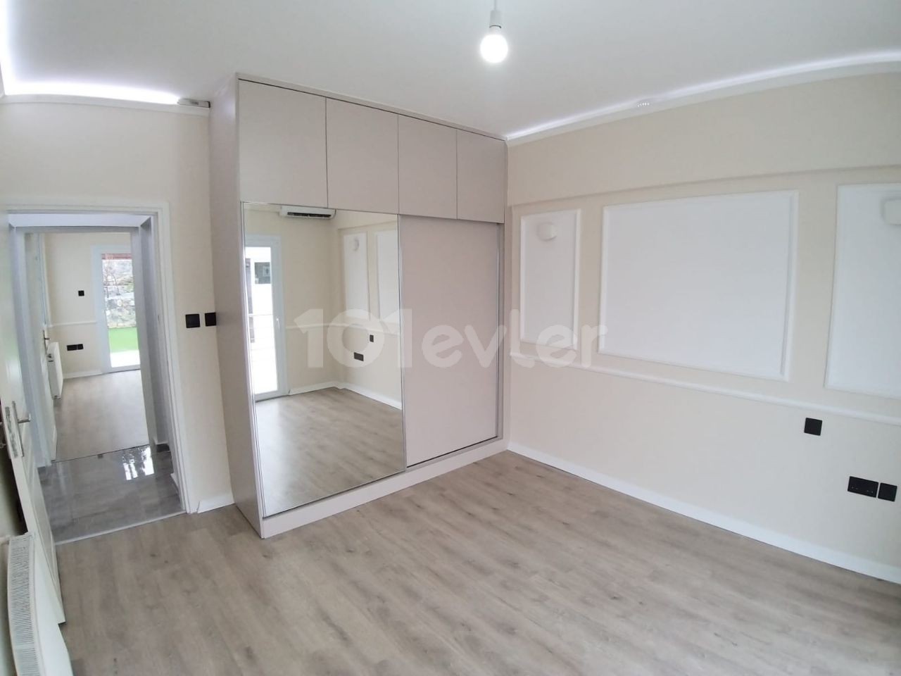 Girne/Alsancak 1650 M2 içinde 2tane 2+1 ,1 tene 1+1 sundown Villa