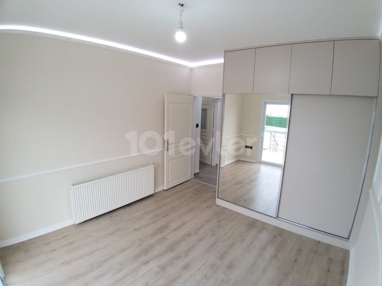 Girne/Alsancak 1650 M2 içinde 2tane 2+1 ,1 tene 1+1 sundown Villa