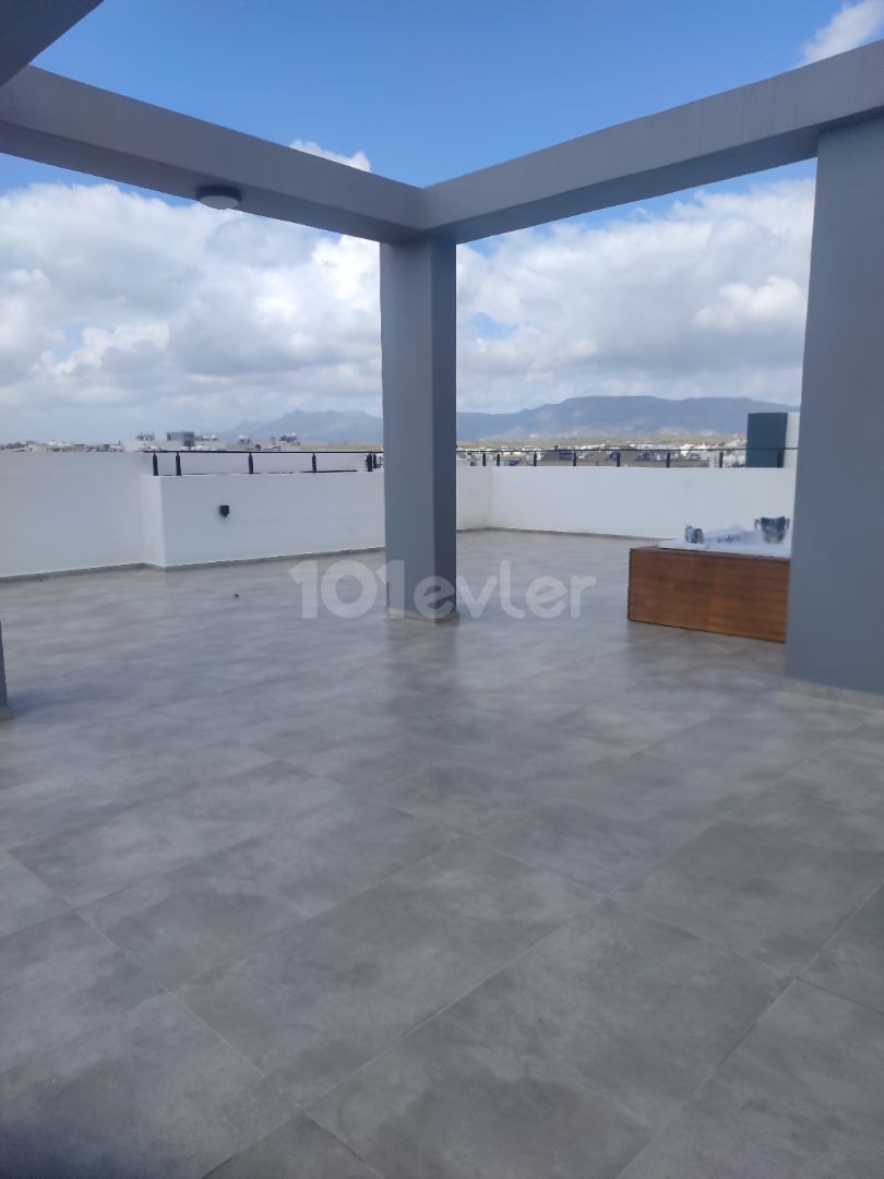 Nikosia/Gönyeli 2+1 neu fertiggestellte 140m2 Penthouse mit Terrasse 