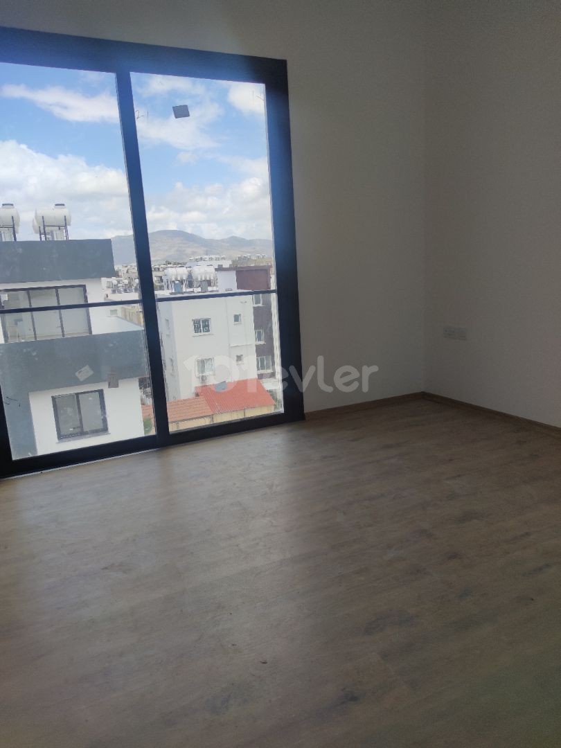 Nikosia/Gönyeli 2+1 neu fertiggestellte 140m2 Penthouse mit Terrasse 