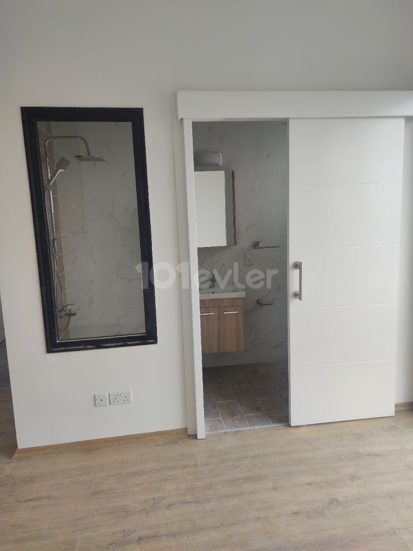 Nikosia/Gönyeli 2+1 neu fertiggestellte 140m2 Penthouse mit Terrasse 