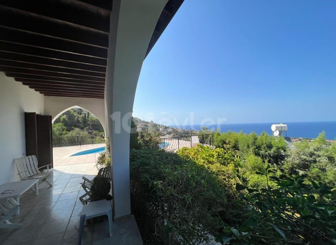 Stunning 3 bedrooms villa with panoramic views and private swimming pool 