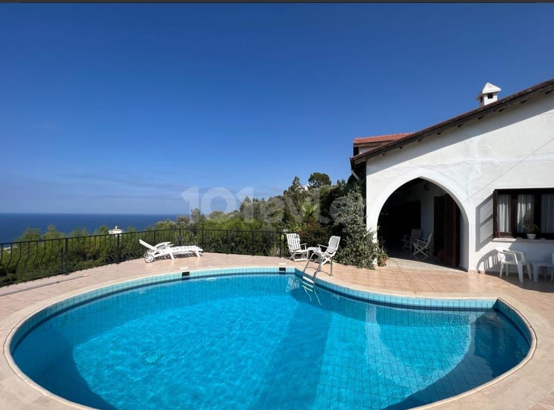 Villa mit atemberaubender Aussicht und privatem Pool