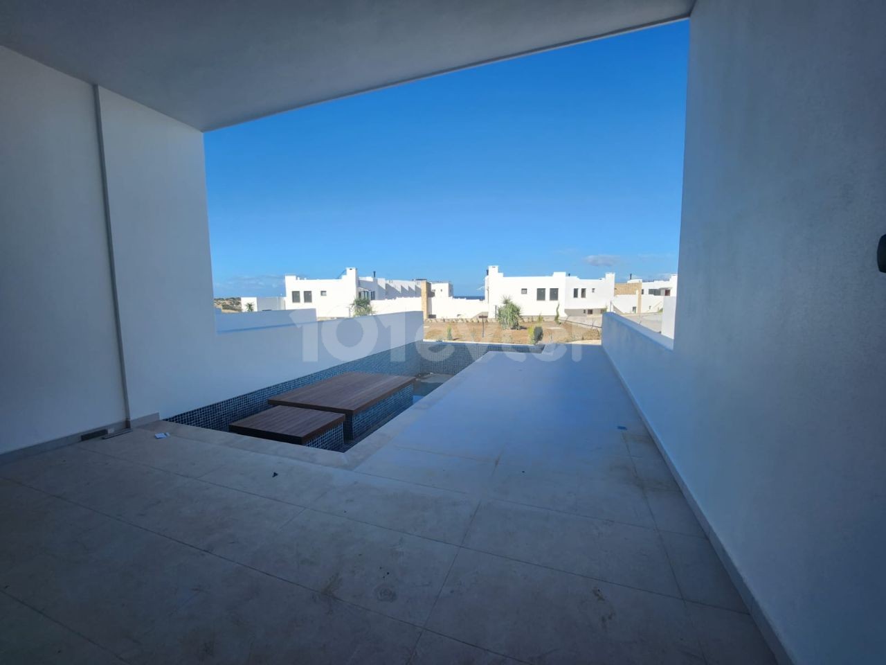 3+1 loft with garden for sale in a site with a private beach