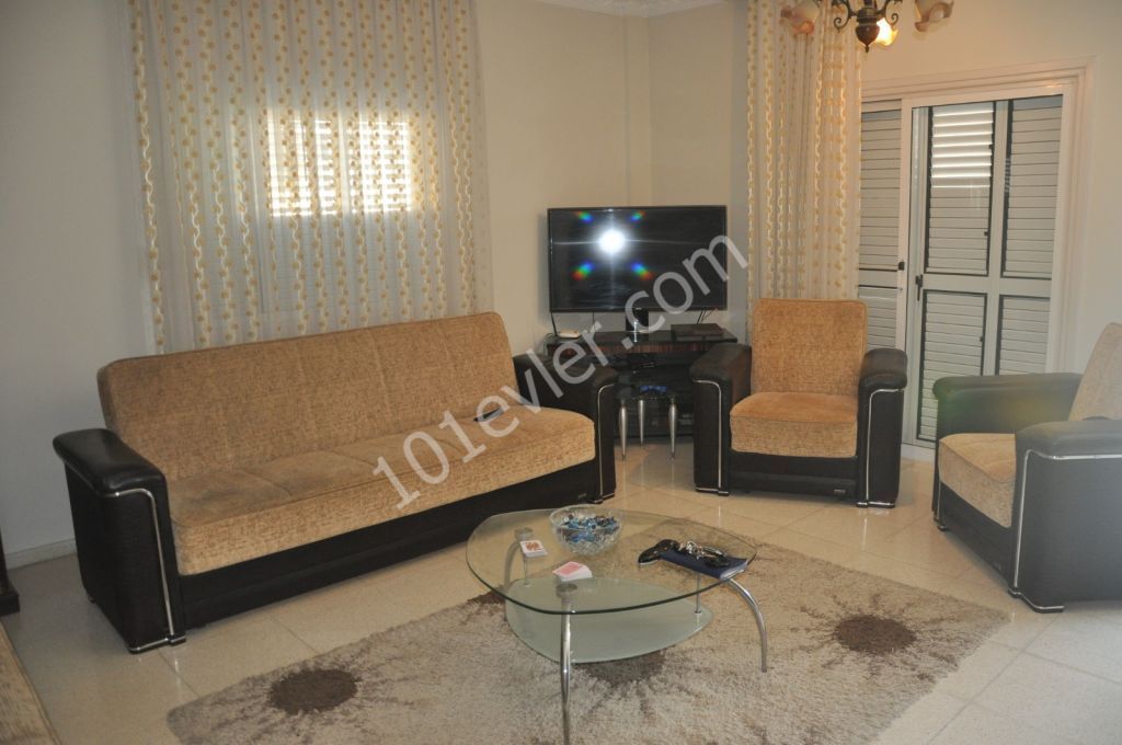 Yenikent'te Muhteşem Lokasyonda Satılık İkiz Villa !!!
