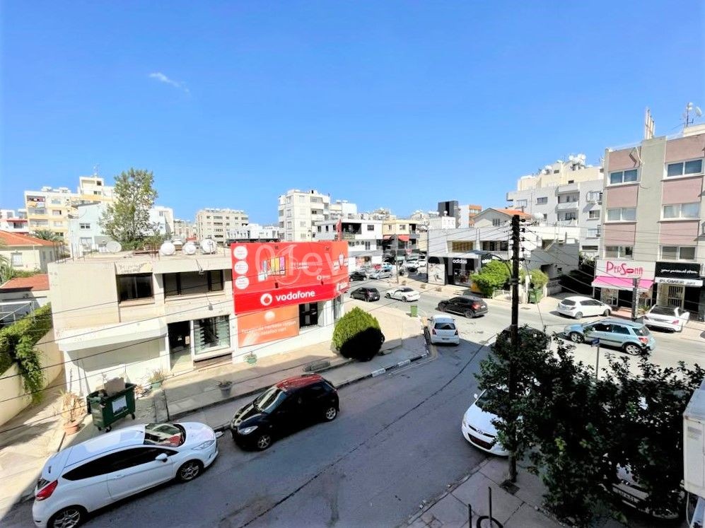 Lefkoşa Köşklüçiftlik Bölgesinde , Ana Cadde Üzeri Apartmanda , Ticari Tabela Değeri Yüksek , Yeni Tadilatlı , 1.Kat , 115m2 Kiralık Ofis !!!