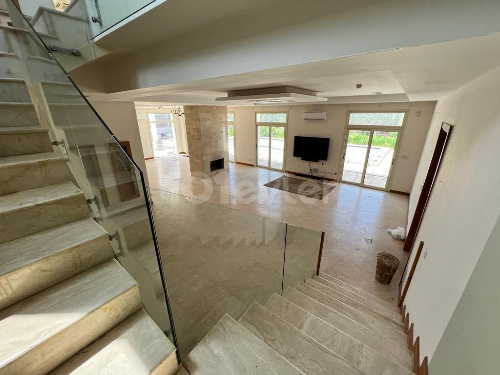 Geräumige Luxus-Villa zum Verkauf in 1 Hektar Land in der Luxus-Villen-Bereich von Bellapaisin !!!