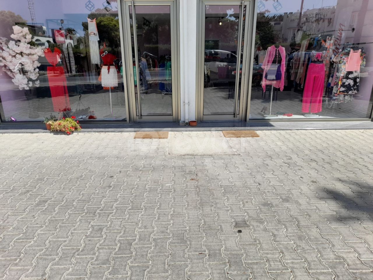 Women's Clothing Store for Rent in the busiest street of Kyrenia Karaoglanoglu ** 